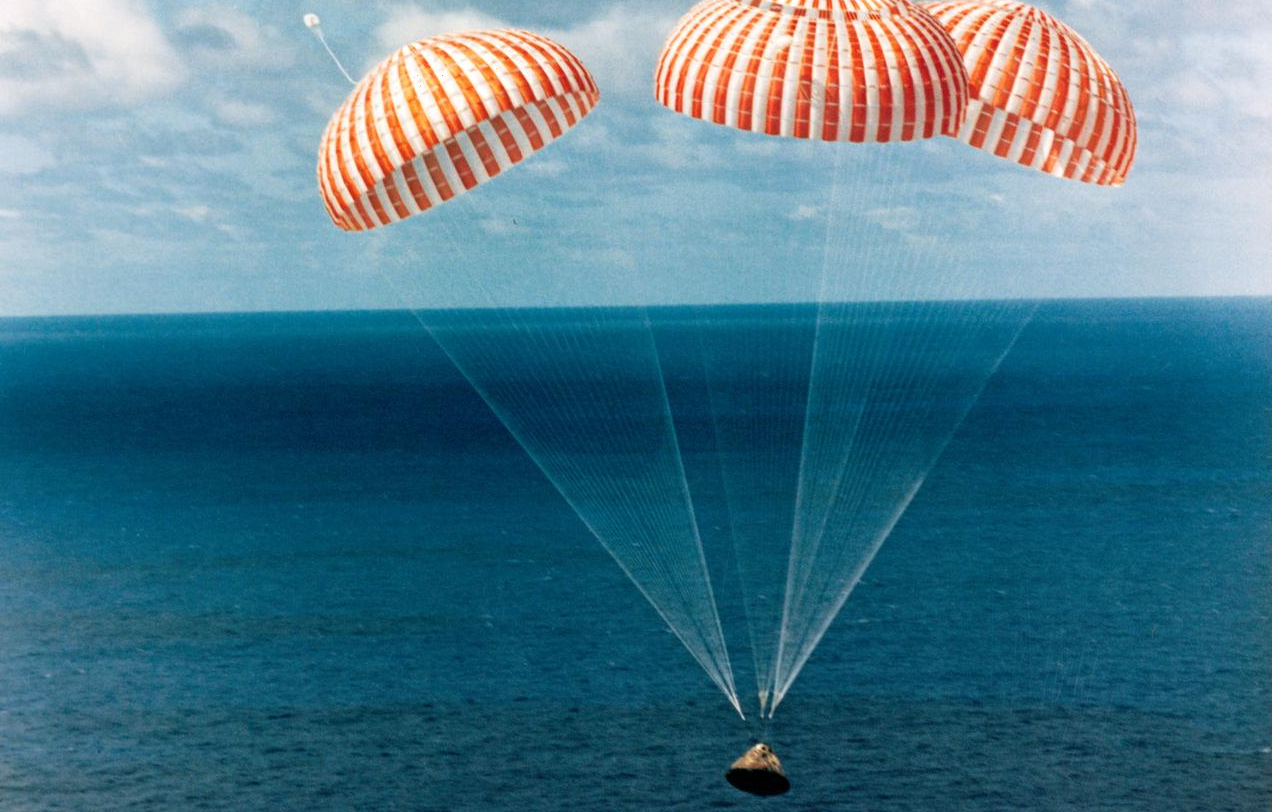 Proč přistávají američtí astronauti do vody a ruští na zem?