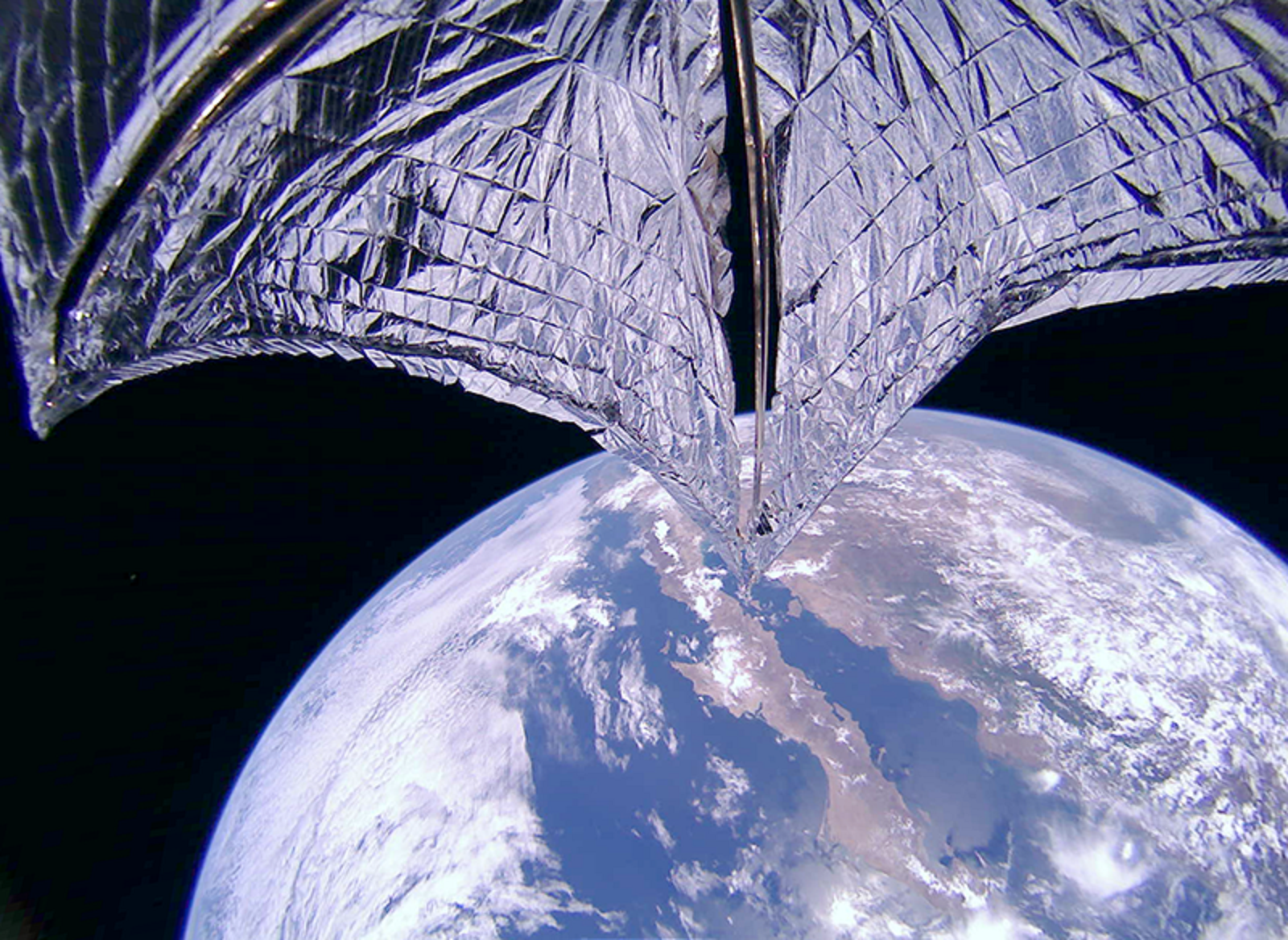 LightSail 2 rozepnul plachty. Jde o první test solární plachetnice, která to myslí vážně