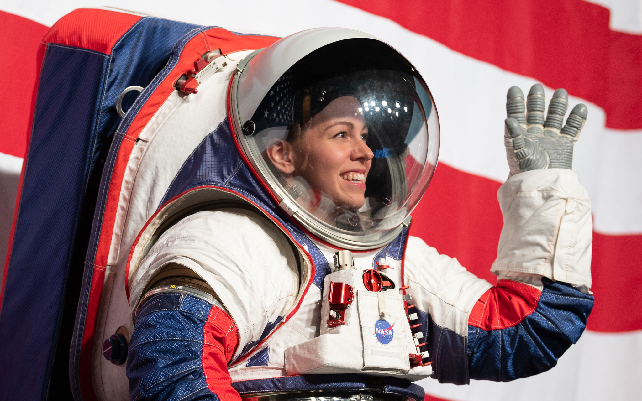 NASA a Virgin představili své nové skafandry, jeden poletí na Měsíc