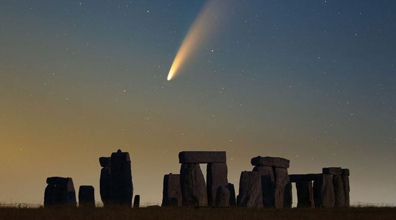 Neowise nad Stonehenge, zdroj: Declan Deval/APOD NASA
