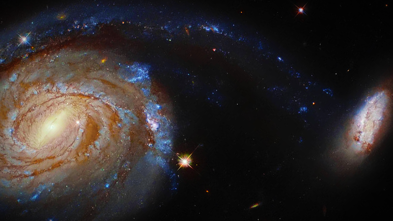 Když galaxie hrají přetahovanou, končí to pro život nemile