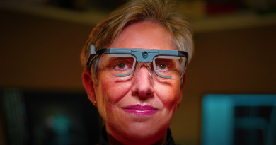 První implantát pro zrak je v hlavě této paní, neasi. Zdroj: John A. Moran Eye Center at the University of Utah