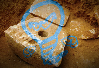 Kamenný záchod z doby železné! Zdroj: Yoli Schwartz, Israel Antiquities Authority
