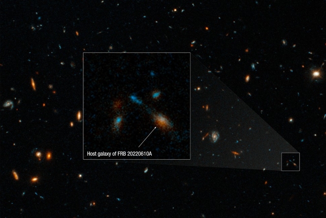 Hostitelská galaxie mimořádně silného rychlého rádiového záblesku FRB 20220610A. Zdroj: NASA, ESA, STScI a Alexa Gordon, Northwestern