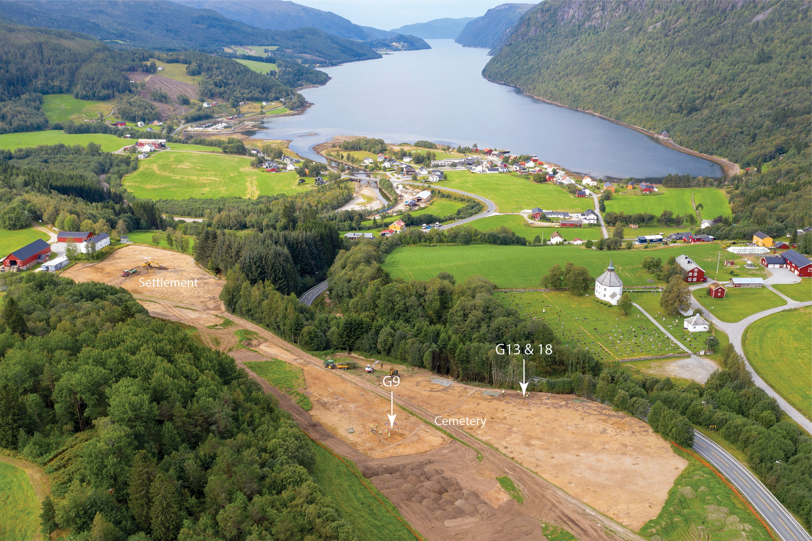 Letecký pohled na hřbitov (v popředí) během výkopových prací v roce 2019 a na vesnici Vinjera za ním, pohled na jihozápad. Zdroj: Raymond Sauvage/Univerzitní muzeum NTNU