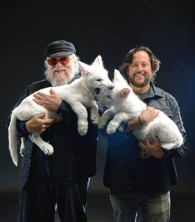 K vlčatům se jen tak nedostanete, pokud nejste novináři nebo G. R. R. Martin. Jak by řekl Holly 6000: Faktor marketingu je pět, ou jé! Zleva: George R. R. Martin, Romulus, Remus, Ben Lamm (Colossal CEO). Zdroj: Colossal Bioscience, USA Today Entertainment
