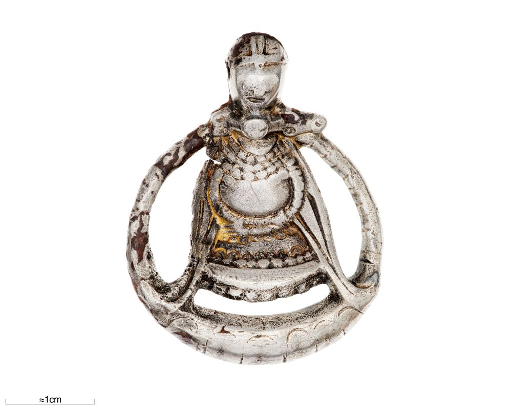 Přívěsek s jediným známým vyobrazením těhotného těla z doby Vikingů. Zdroj: O. Myrin/Švédské historické muzeum