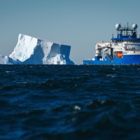 Plavidlo Falkor na číhané na objevy... Zdroj: Alex Ingle/Schmidt Ocean Institute