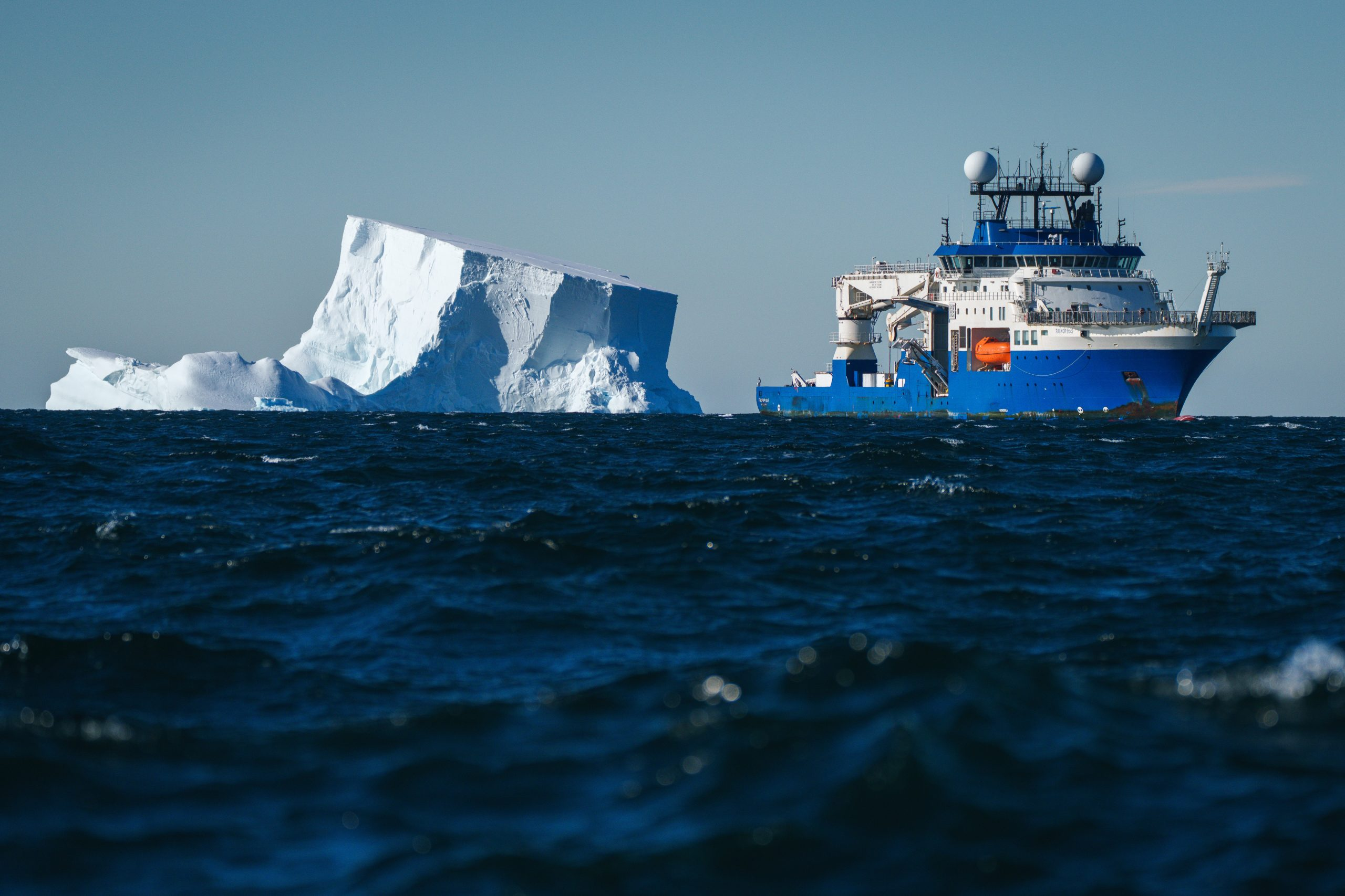 Plavidlo Falkor na číhané na objevy... Zdroj: Alex Ingle/Schmidt Ocean Institute