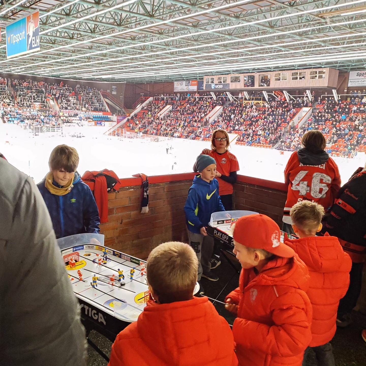 Domácí extraligový zápas HC Olomouc proti HC Oceláři Třinec opět se stolním hokejem na ochozech
