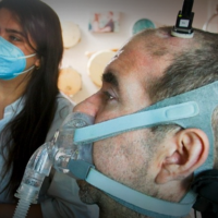 Mozkový implantát umožnil ochrnutému muži znovu „mluvit“ ALS pacient s mozkovým čipem, neasik. Zdroj: UC Davis