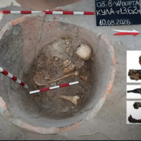 Starověký muž se před útokem schoval do nádoby, už nevylezl Širší pohled na kosterní pozůstatky uvnitř keramické římské nádoby, tzv. dolia, v níž byly nalezeny; pozůstatky seděly v pozici, která pravděpodobně kdysi sloužila jako obranný přikrčený postoj, a v ruce svíraly železný nůž. Zdroj: Archaeologia Bulgarica